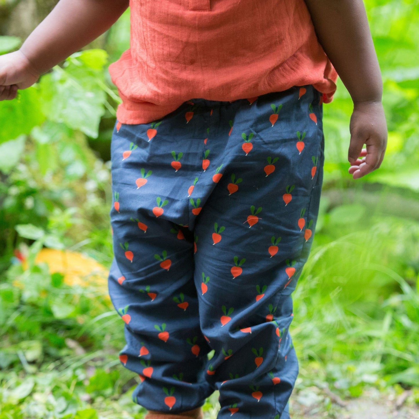 Pantaloni joggers colore Blu con fantasia ravanelli